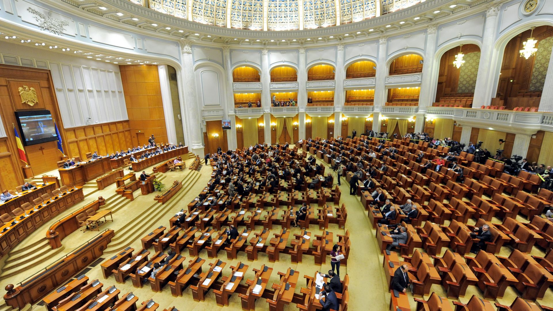 parlamentul romaniei, partidul care si aschimbat denumirea partidului.j