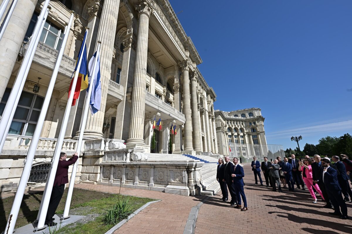 După Ariadna cu gloanțele, o altă femeie a vrut să intre în Parlament cu șase cuțite 