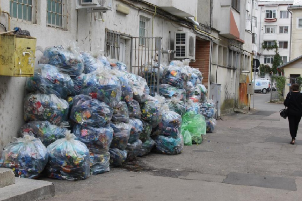 AMENDĂ uriașă pentru un patron din Botoșani din cauza unor saci cu pet-uri