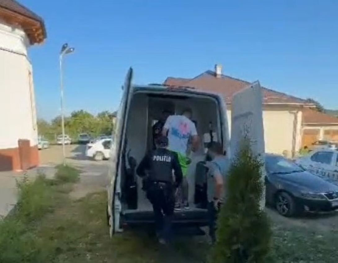 Cătușe pentru patru bătăuși din Botoșani: Bătaie în grup, femeile s-au lovit cot la cot cu bărbații – VIDEO