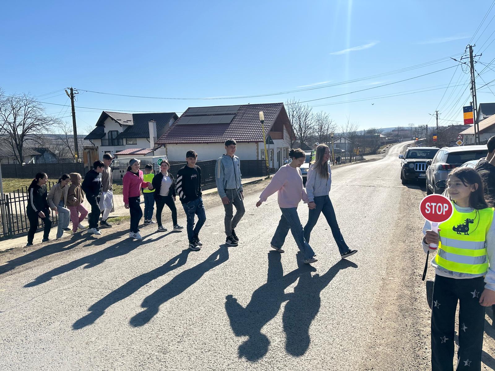 Patrula școlară, în acțiune! Elevii au ieșit la dirijat traficul 