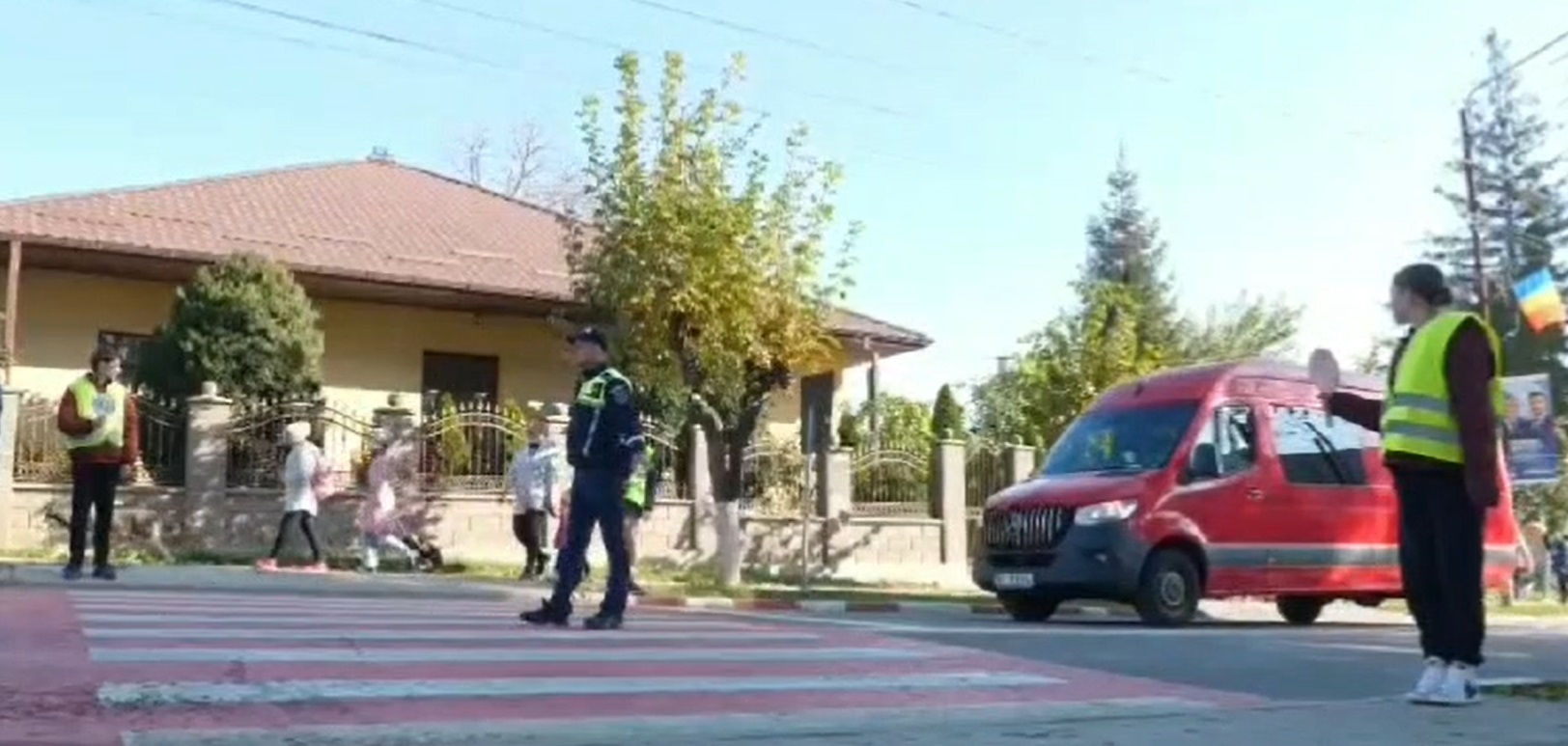 INEDIT: Câțiva elevi din Botoșani au dirijat traficul alături de polițiști - VIDEO