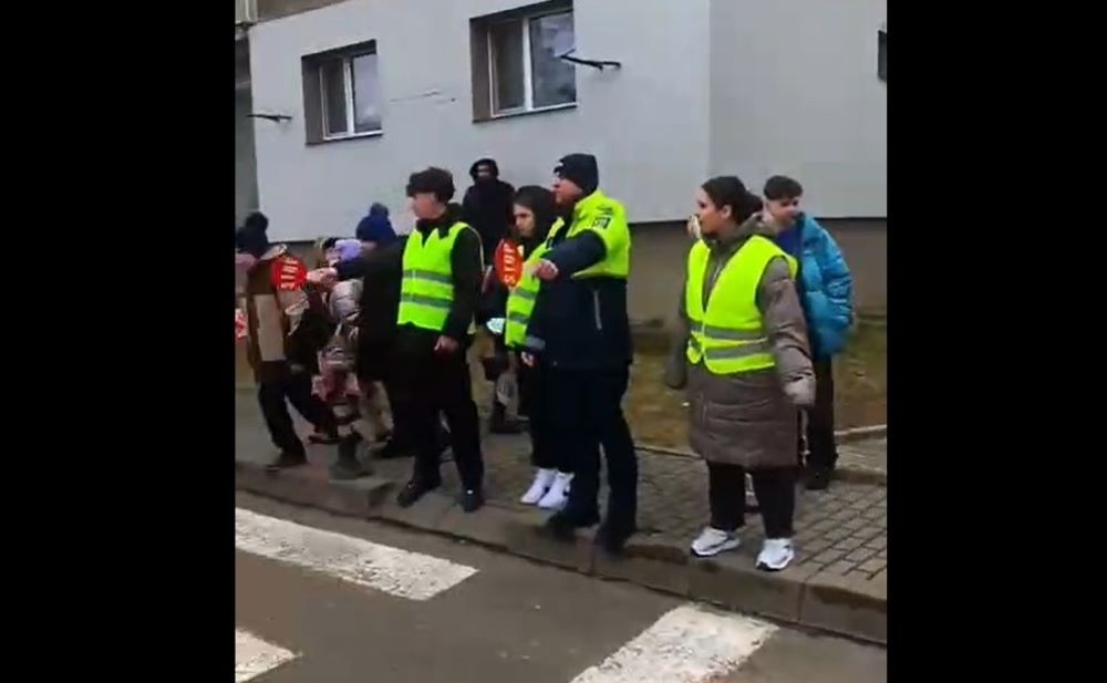 INEDIT: S-a activat patrula școlară, șase elevi au dirijat circulația – VIDEO 