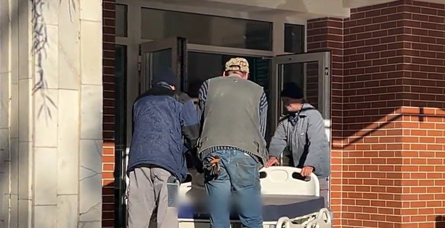 INCREDIBIL: Paturi noi cumpărate la Spitalul Județean, dar NU încap pe ușile saloanelor 