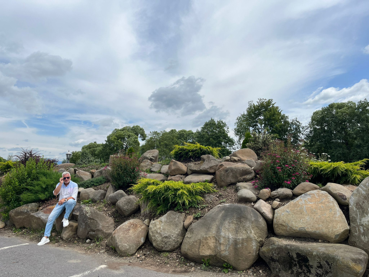 Botoșăneanul care face bani din iarbă verde: Proiectarea grădinilor 3D între pasiune și trend