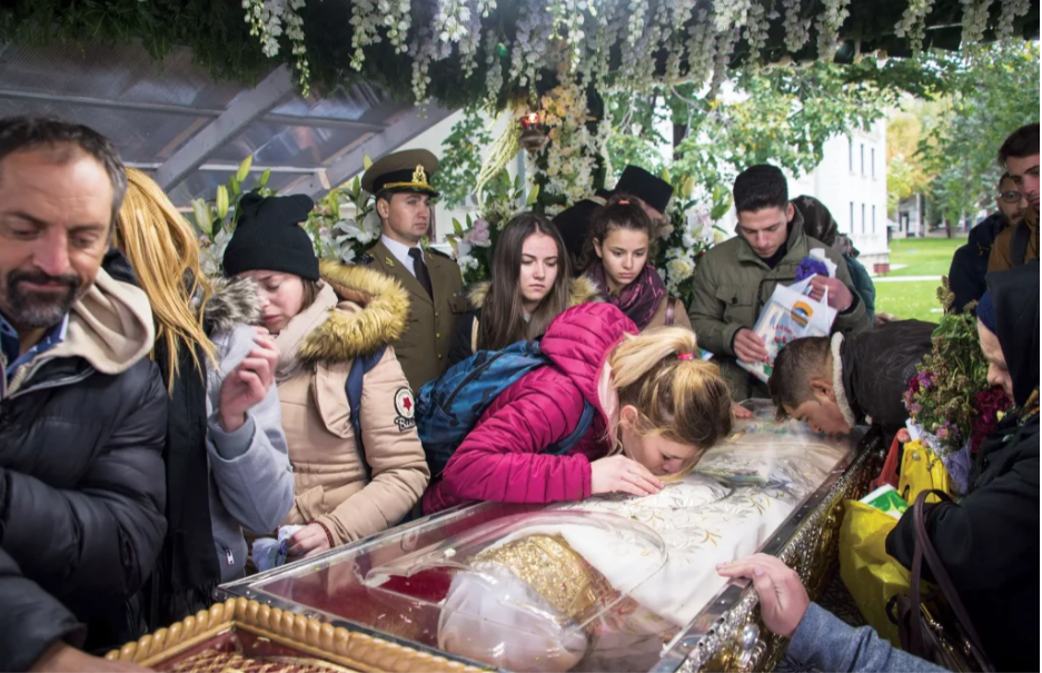 O botoșăneancă a străbătut 2.500 de km ca să se închine la Sfânta Parascheva 