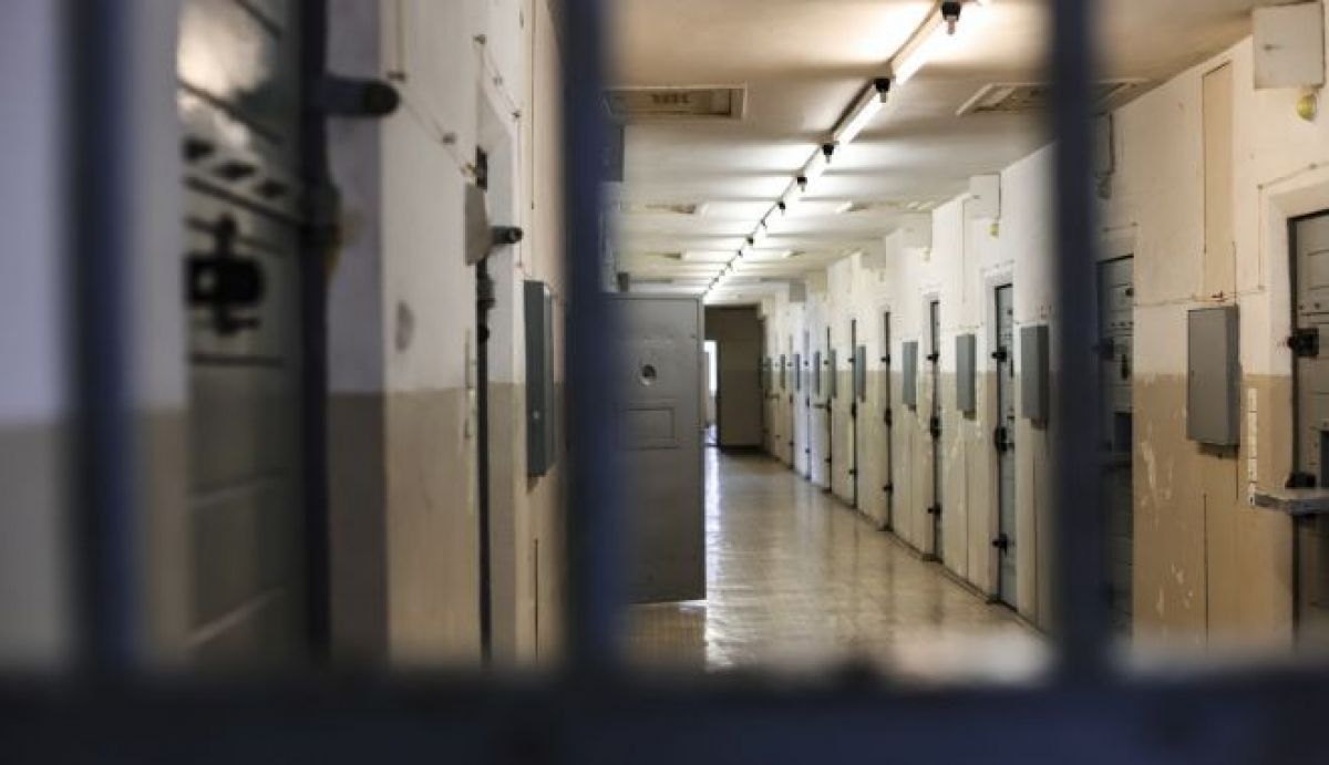 Un tânăr botoșănean scos în cătușe din propria locuință