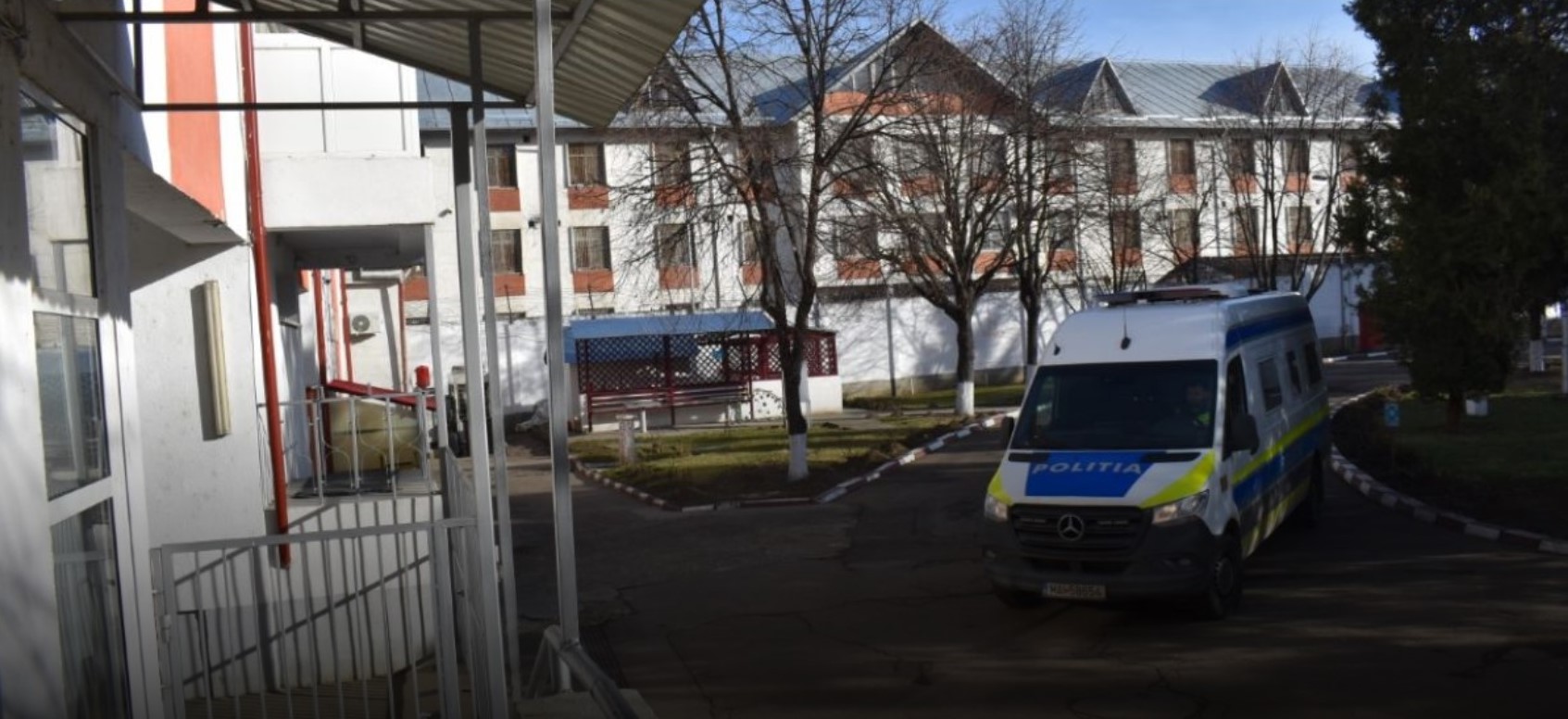 Din rău în mai rău: Botoșănean încătușat în poarta Penitenciarului după ce tocmai fusese eliberat