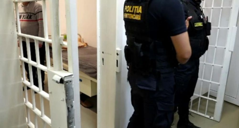 Ajutat de o „doamnă ”! Un deținut din Penitenciarul Botoșani s-a dat drept medic și a înșelat două femei cu 170.000 de lei  