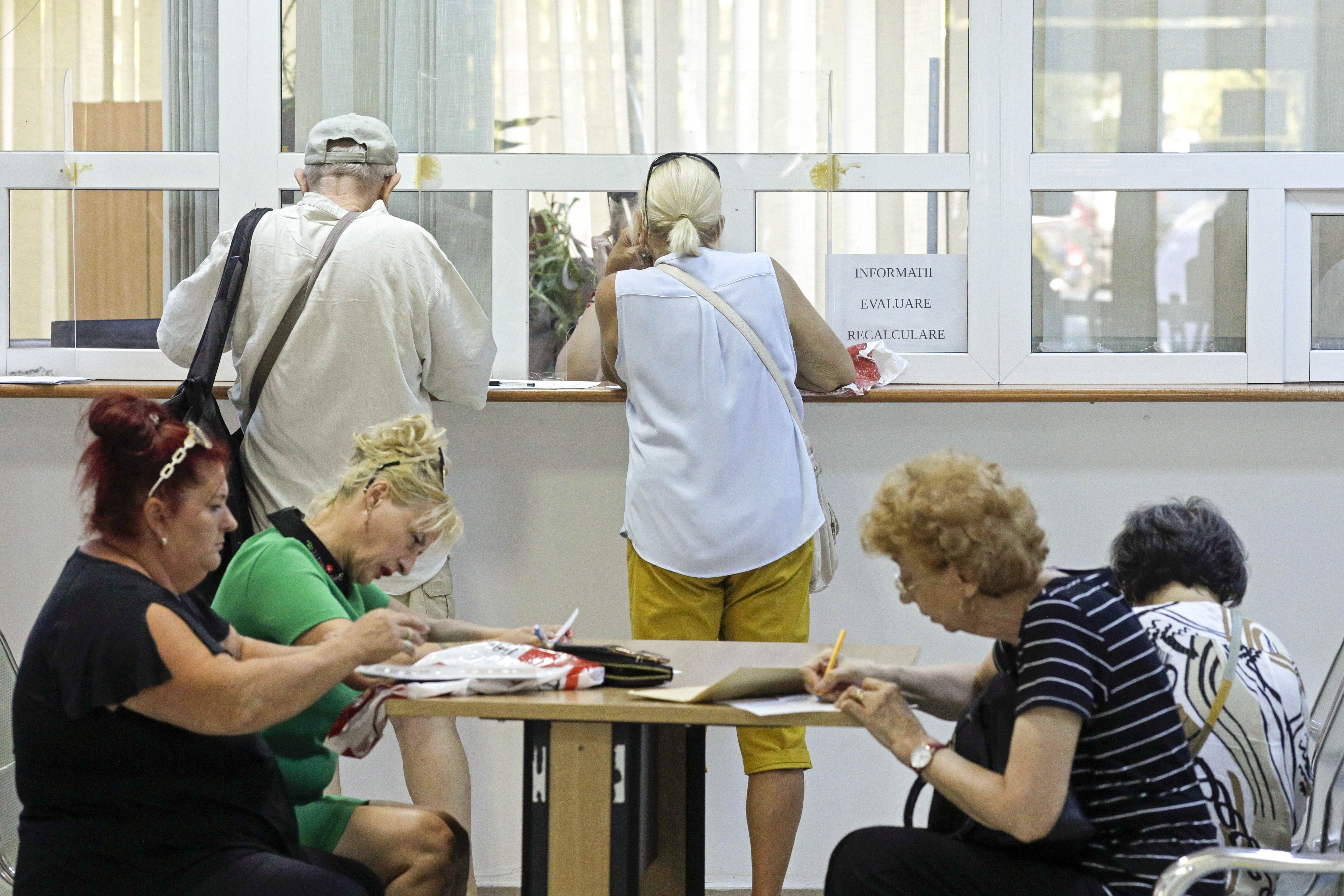 Peste 400.000 de români, pensii și indemnizații prin legi speciale