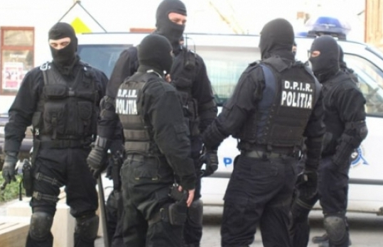 Percheziții domiciliare la mai mulți contrabandiști dintr-o comună din Botoșani