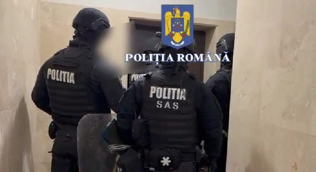 PERCHEZIȚII în casa unui tânăr din Botoșani, armă confiscată de polițiști 