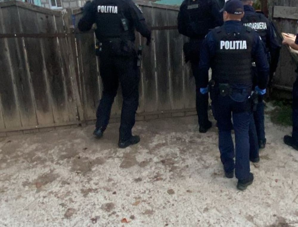 PERCHEZIȚII la Botoșani, polițiștii au confiscat marfă de sezon