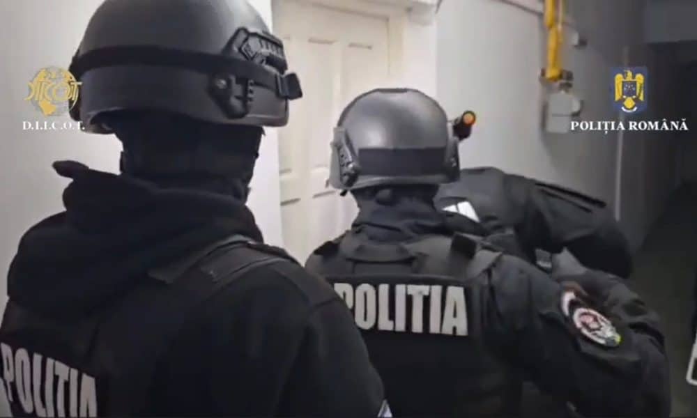 PERCHEZIȚII la doi tineri care au „golit” casa unui botoșănean