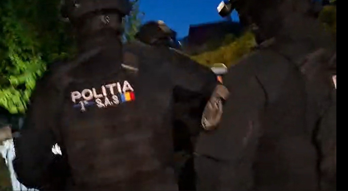 pistol confiscat la perchezitii
