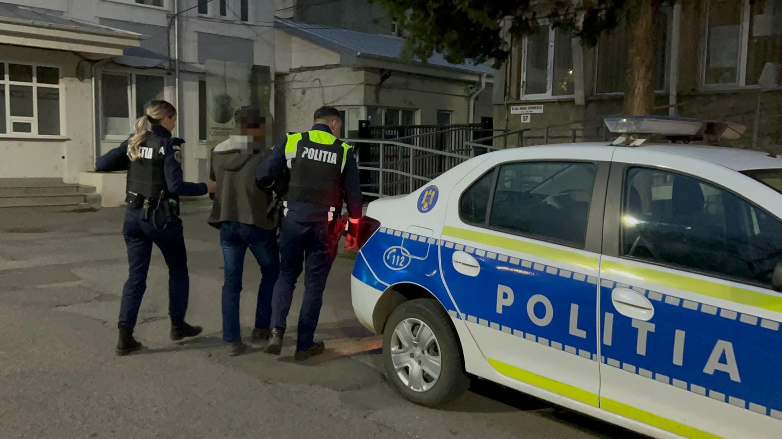 Bărbatul care și-a sechestrat iubita, apoi a snopit-o în bătaie și a jefuit-o a fost ARESTAT