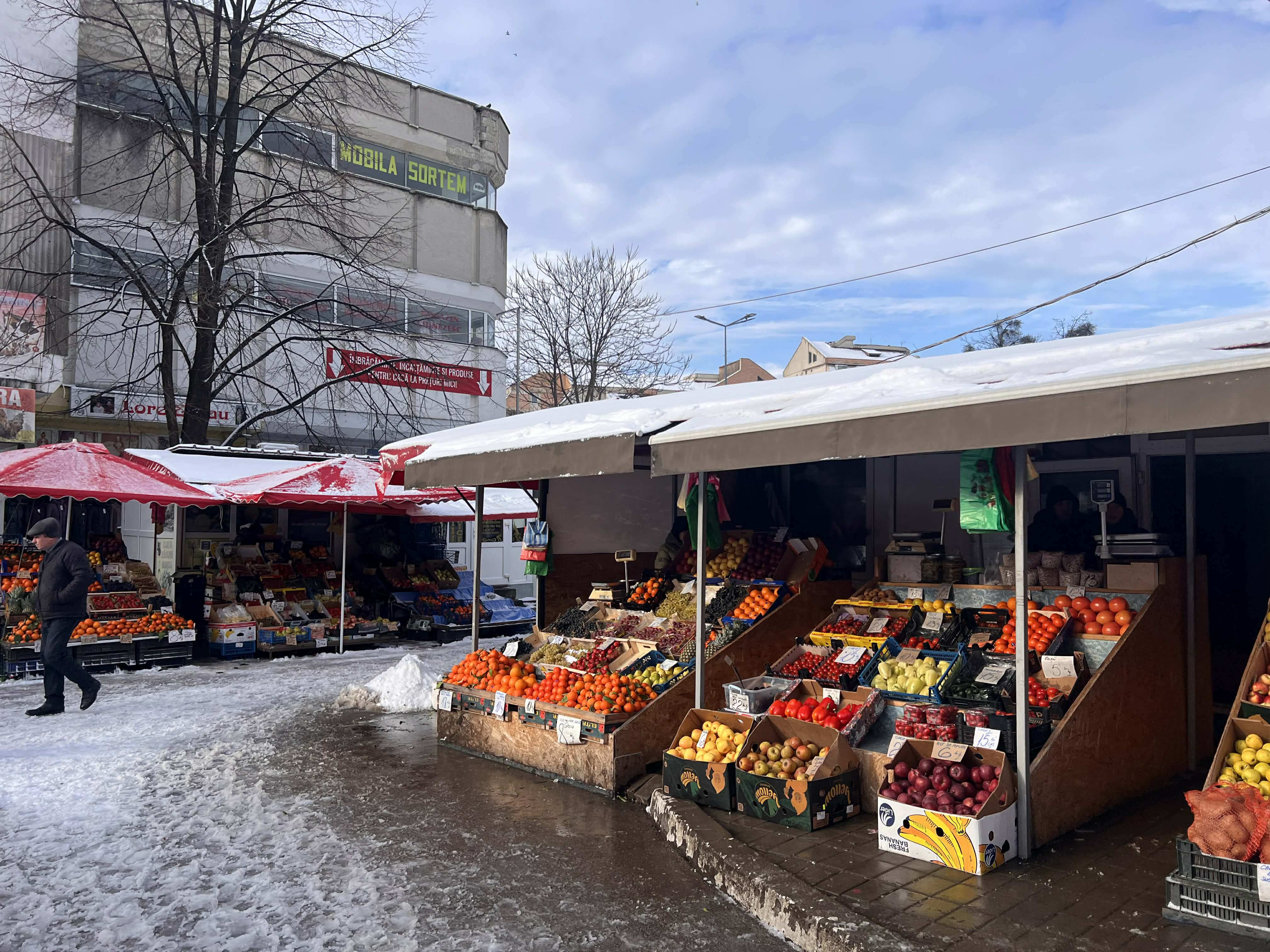 Razie amplă în Piața Centrală, polițiștii au dat peste grupuri suspecte 