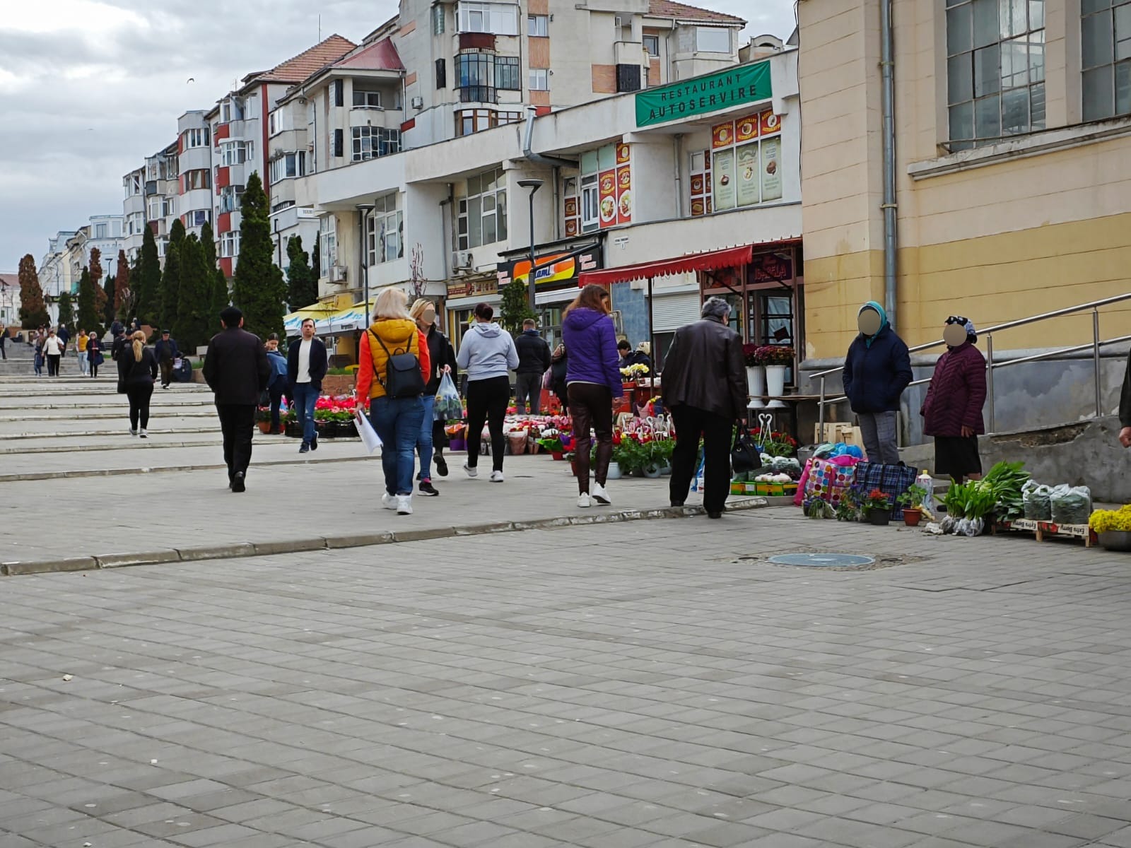 Vânzătorii din Piața Centrală „vânați” de polițiștii locali: S-au dat câteva amenzi