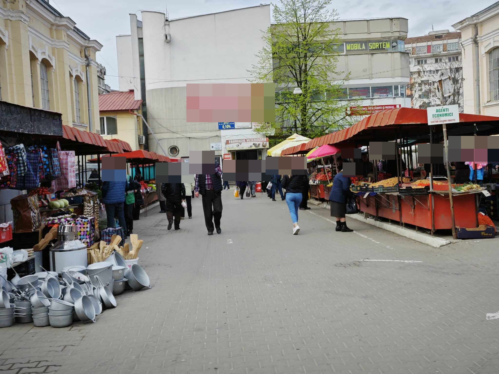 Febra cumpărăturilor: Polițiștii locali au patrulat prin piață și au dat patru amenzi