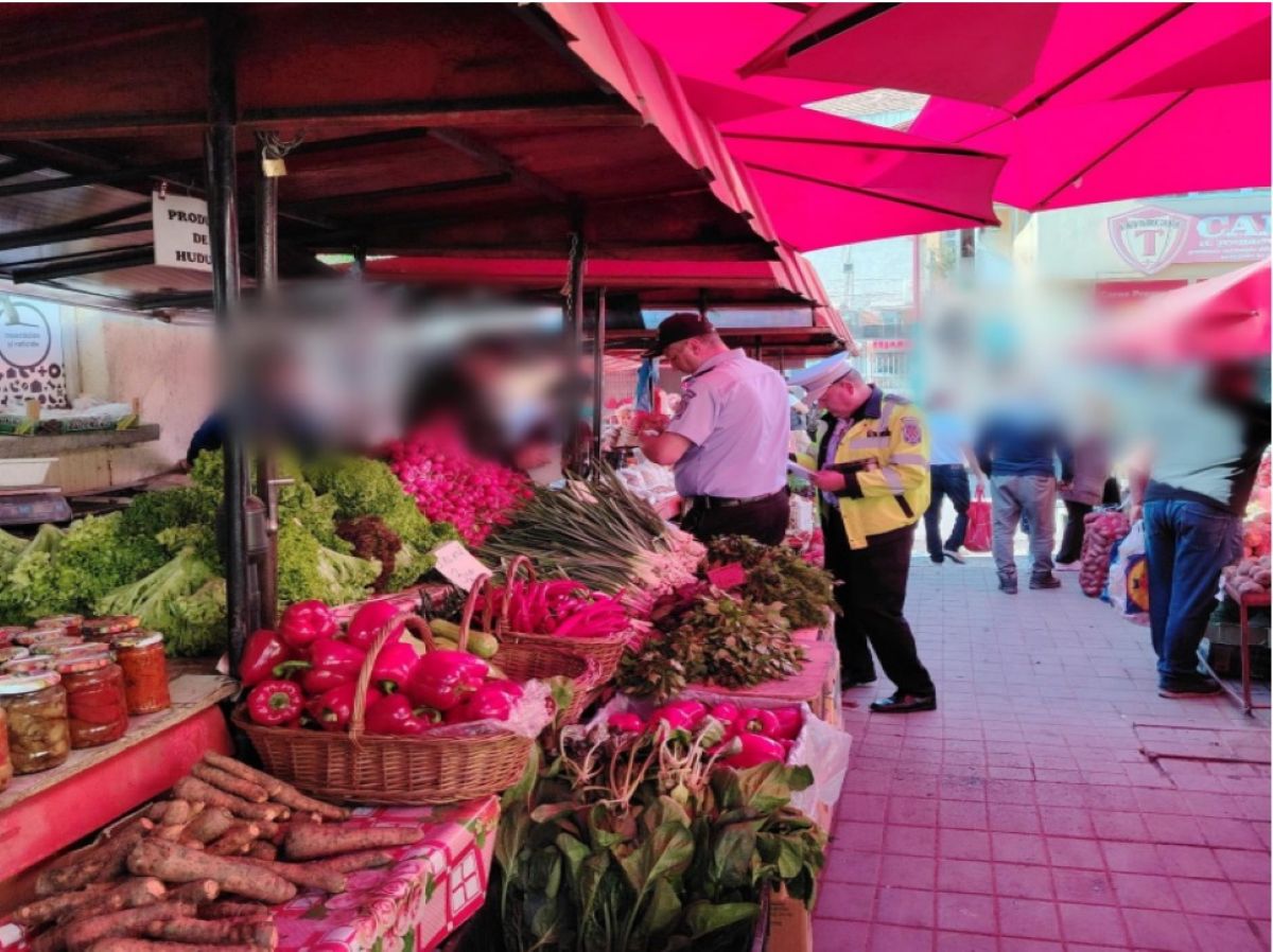 Comercianți din Piața Centrală amendați de polițiștii locali