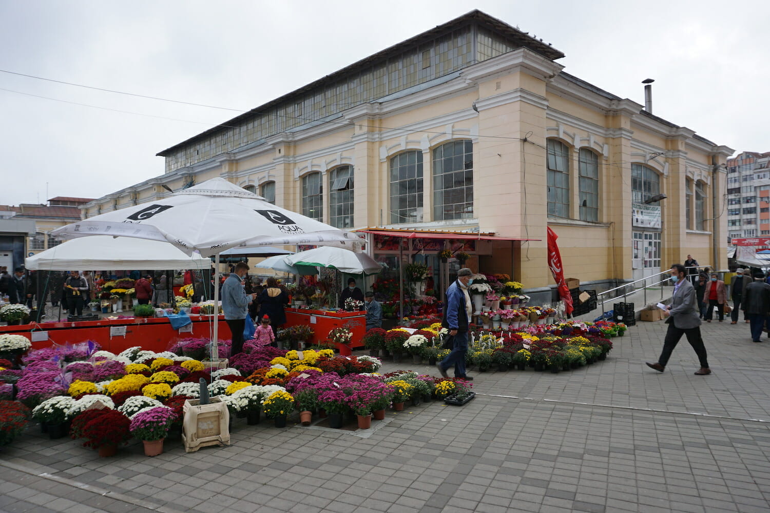 Un tânăr a furat un portofel cu 3.000 de lei din Piața Centrală, a fost și el reținut