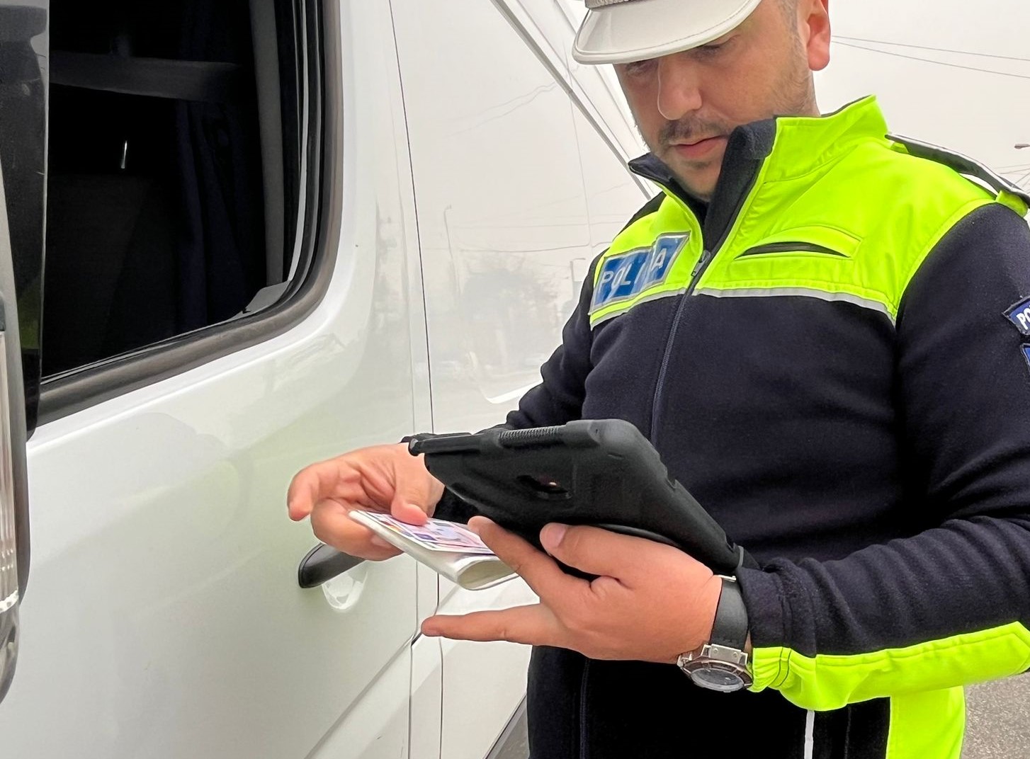 Lemne confiscate de polițiști după un control în trafic: Șoferul s-a ales cu amendă