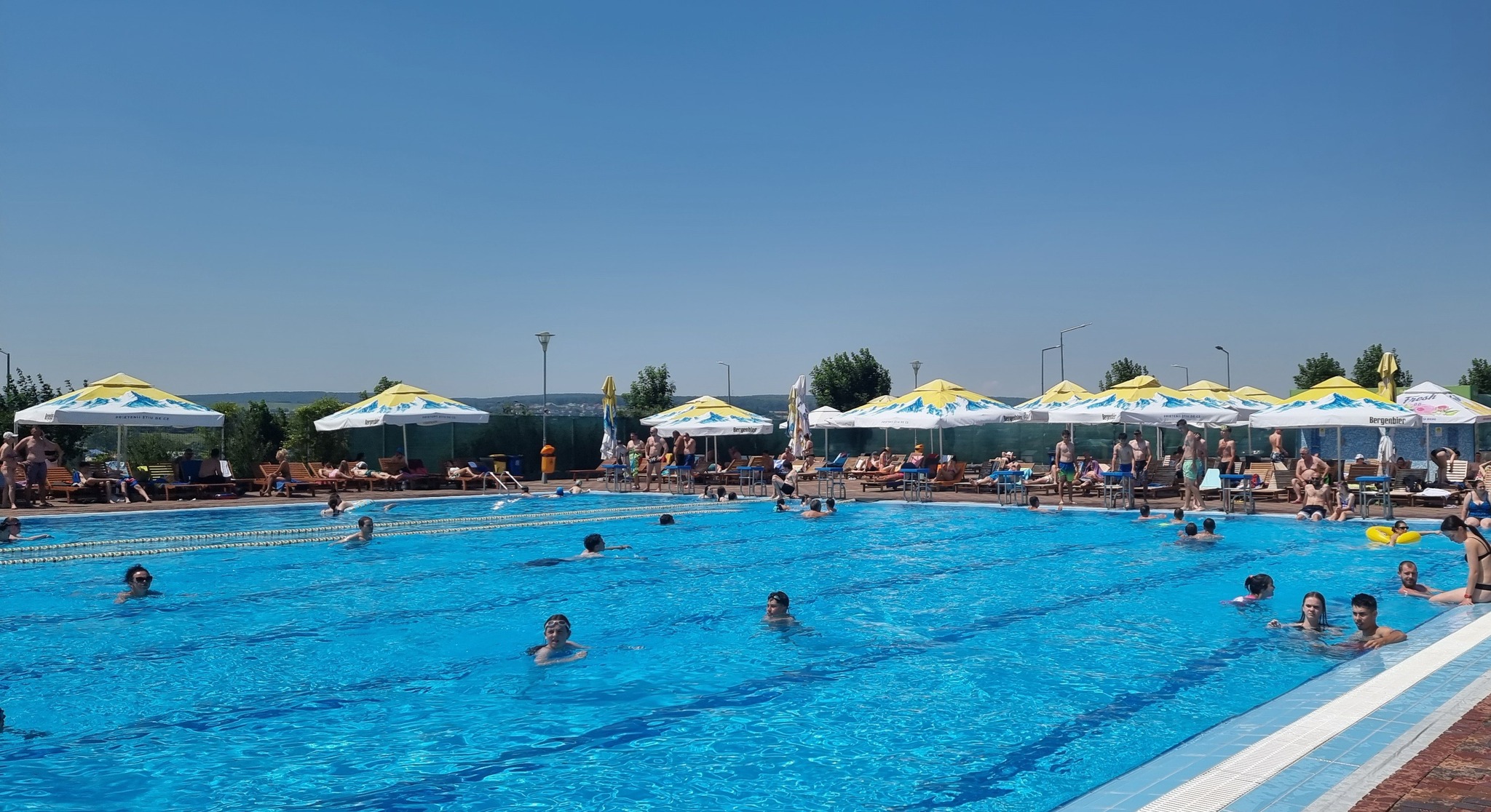 Verificări în bagaje pentru unii dintre cei care merg la piscină la Cornișa 