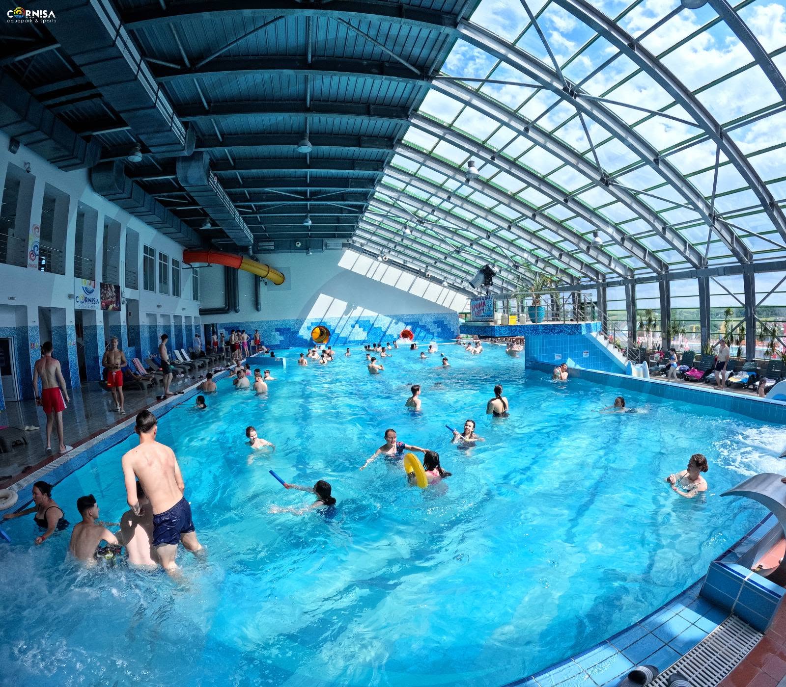 piscina interioara cornisa.