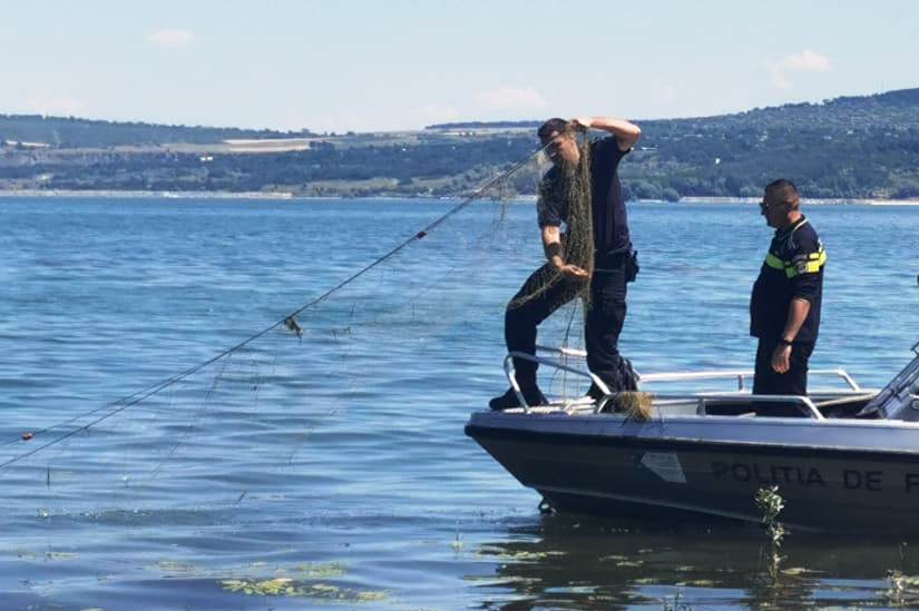Cu ce se mai pescuiește pe lac: Plase lungi de 100 de metri găsite de polițiști 