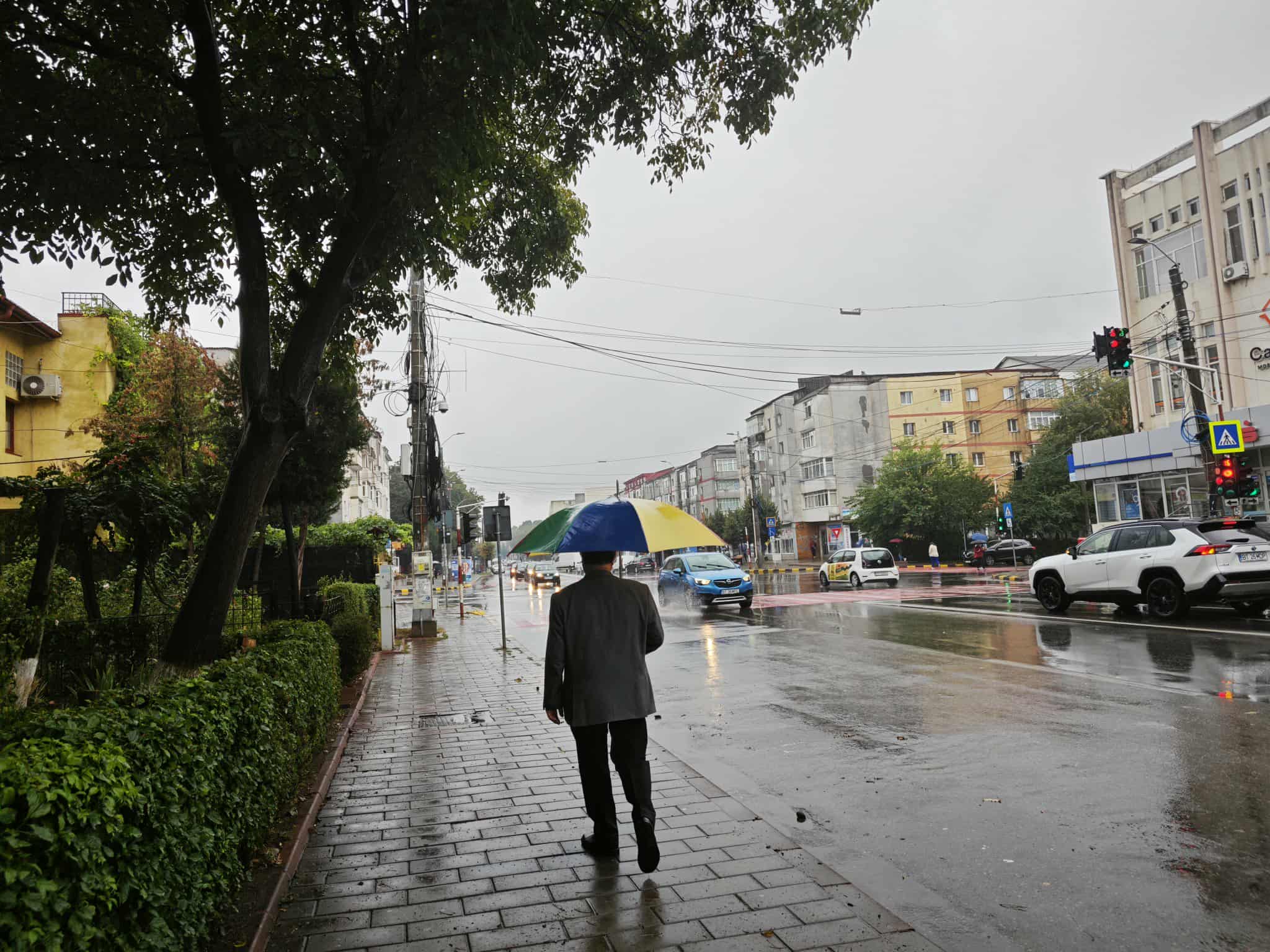 Temperaturi oscilante și ploi anunțate de meteorologi: Prognoza pe două săptămâni 