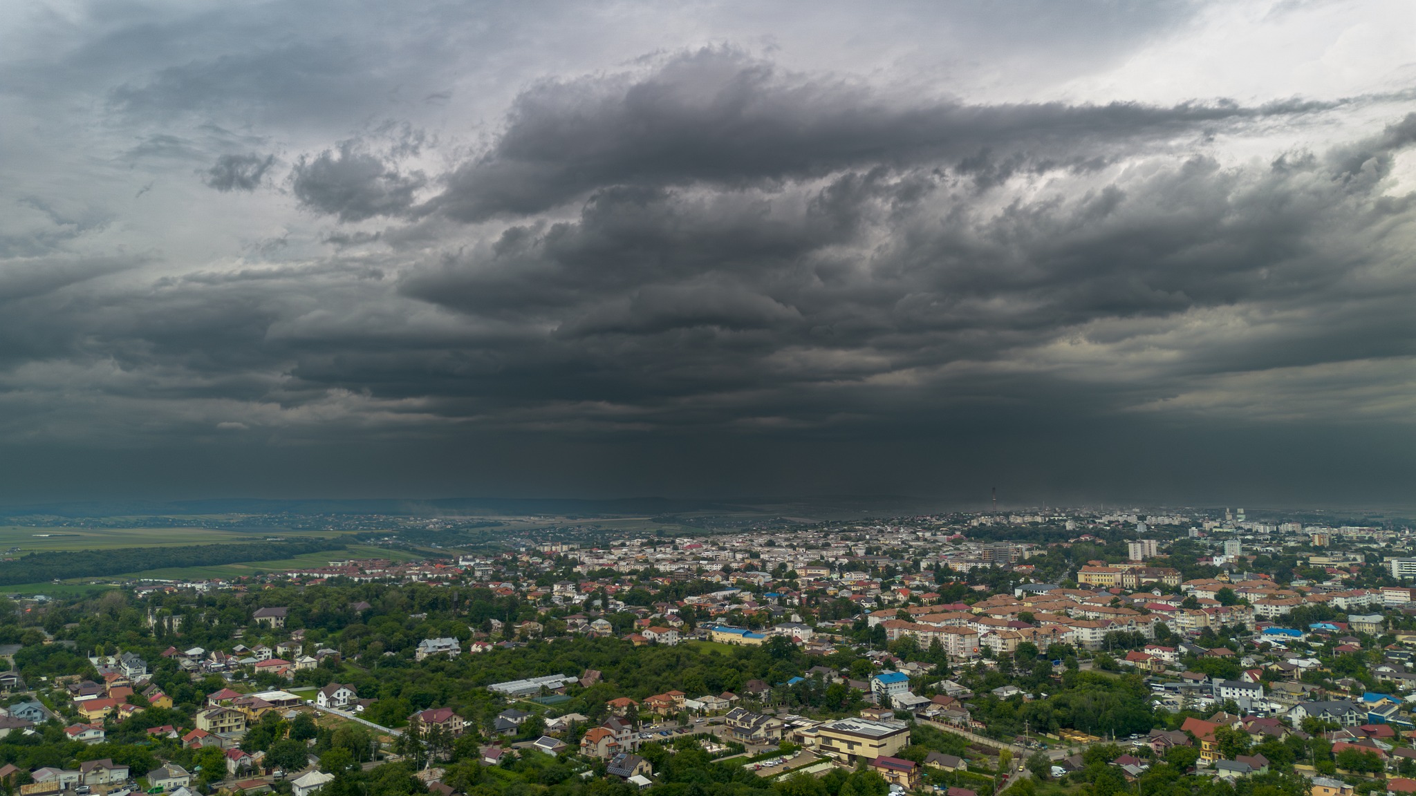 ploi putenice anuntate de meteorologi.