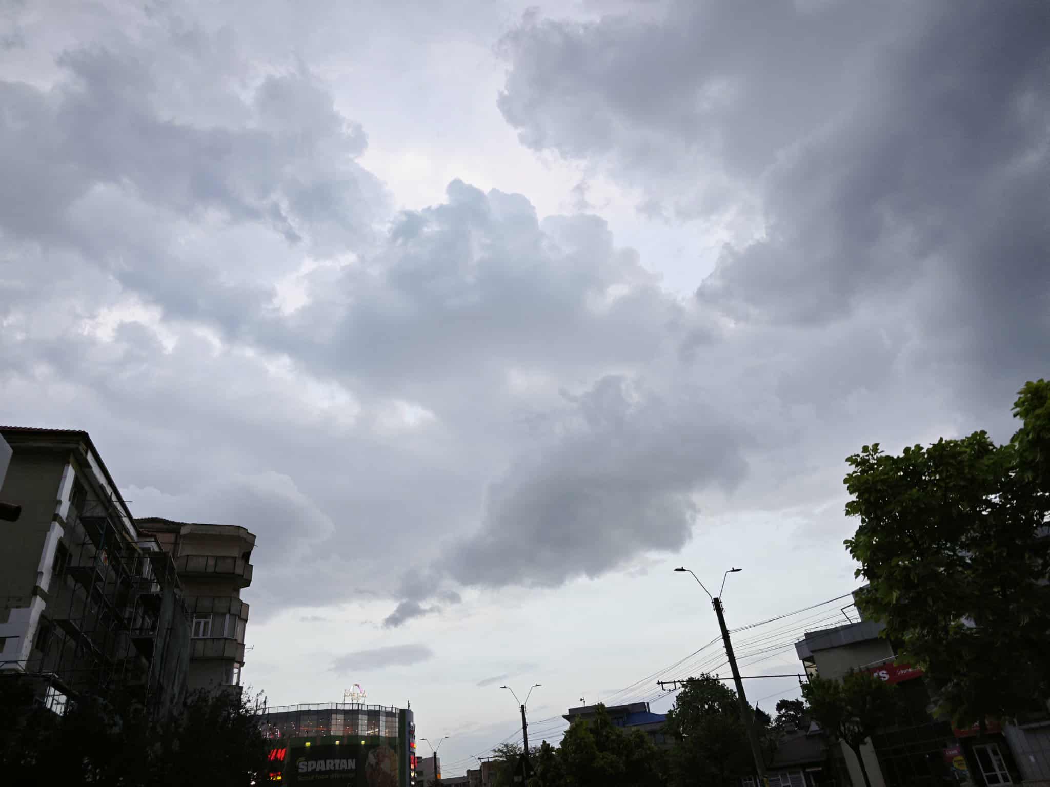 Temperaturi mai ridicate până la sfârșitul lunii, dar revin ploile – PROGNOZA meteo 