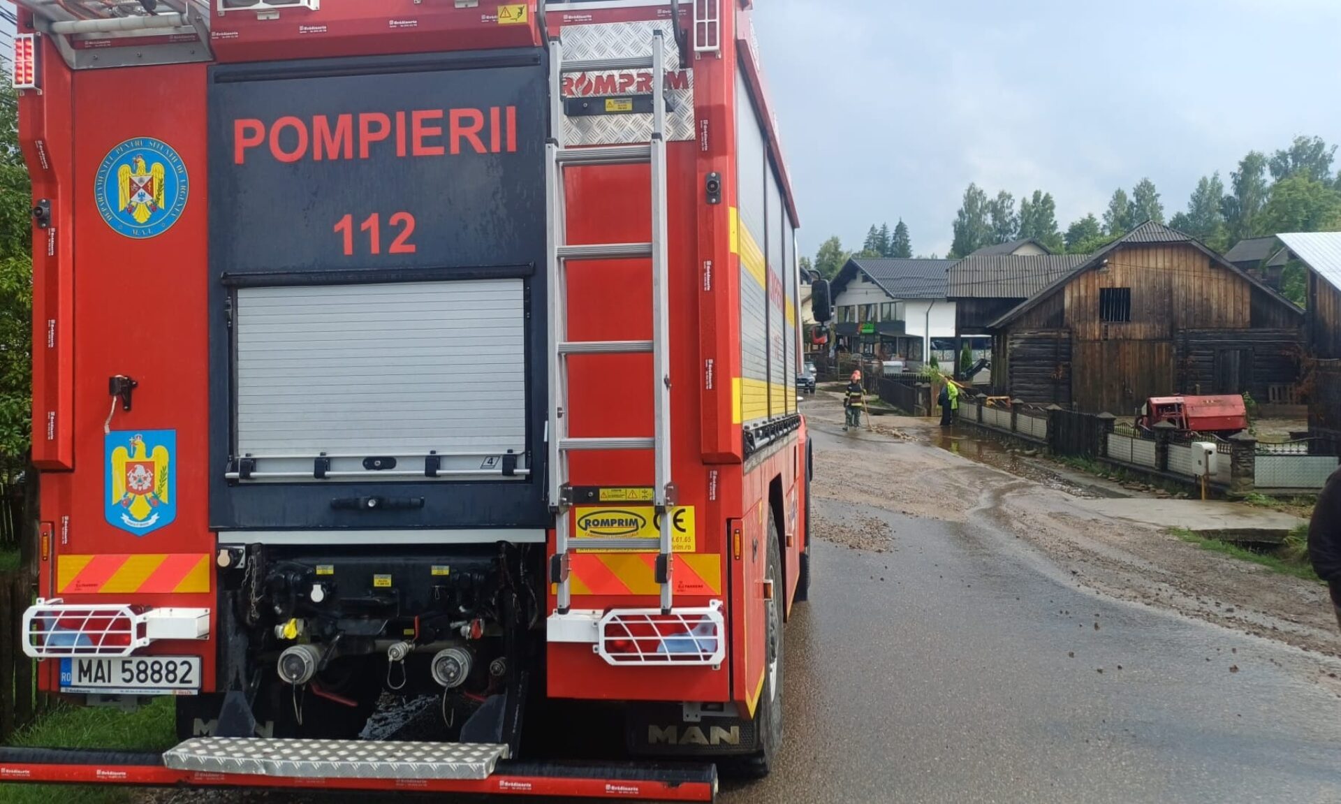 Ploile de duminică au inundat curți și au doborât arbori în mai multe localități din Suceava