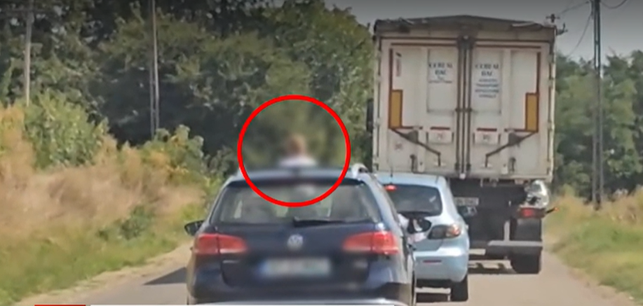 Poliția caută un șofer inconștient din Botoșani care și-a scos copilul pe trapă – VIDEO 