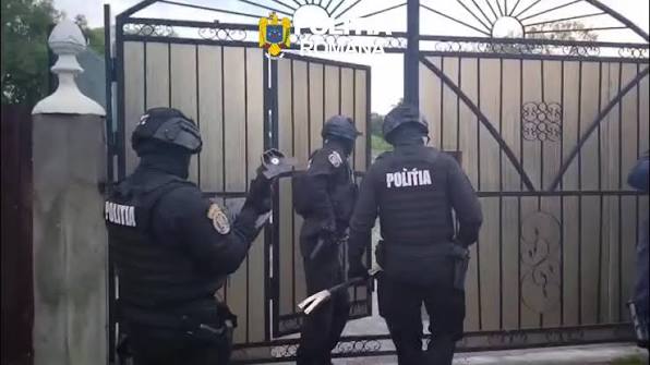 politia la un tanar cu carabina