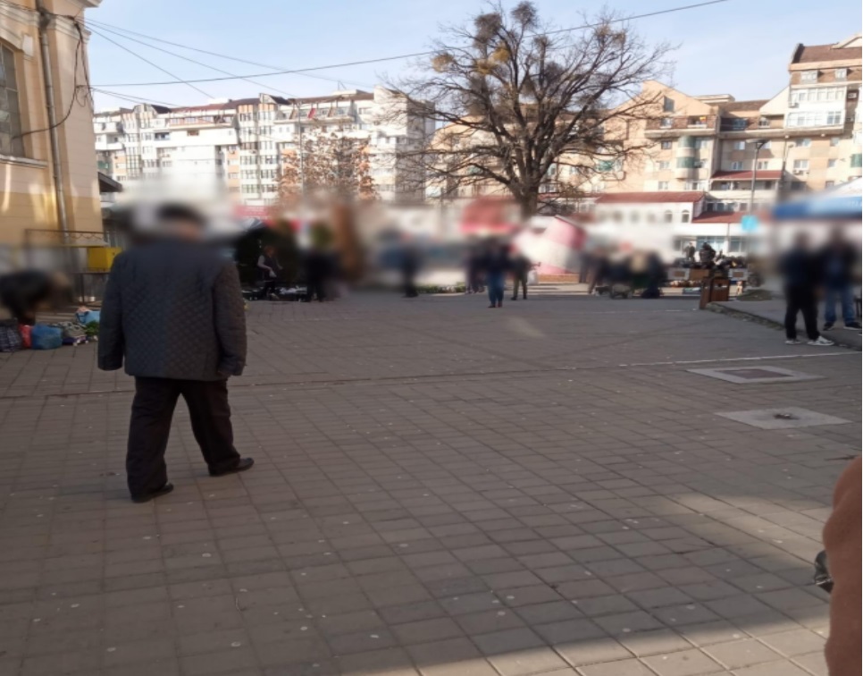 Femeie amendată în Piața Centrală după ce s-a pus pe vândut covoare