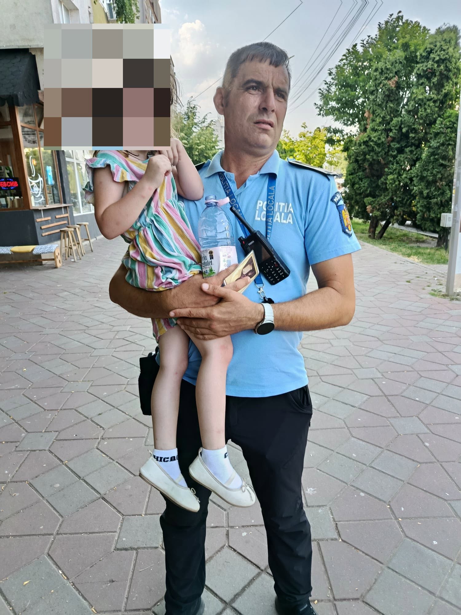 Copil de 4 ani scos de polițiști dintr-o mașină încinsă: în interior erau peste 50°C