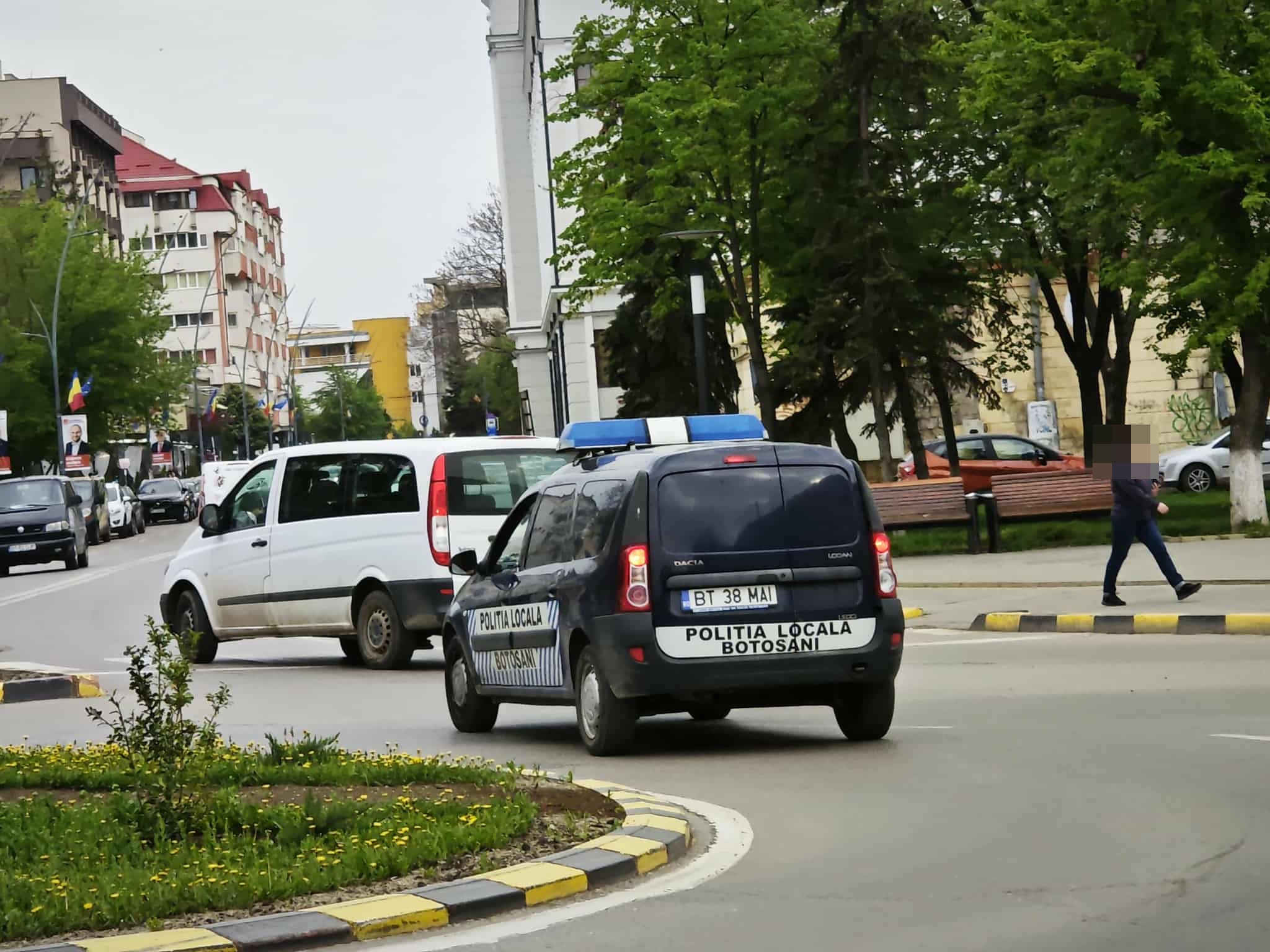 Șoferi amendați de polițiștii locali pentru parcări „nesimțite” prin oraș 