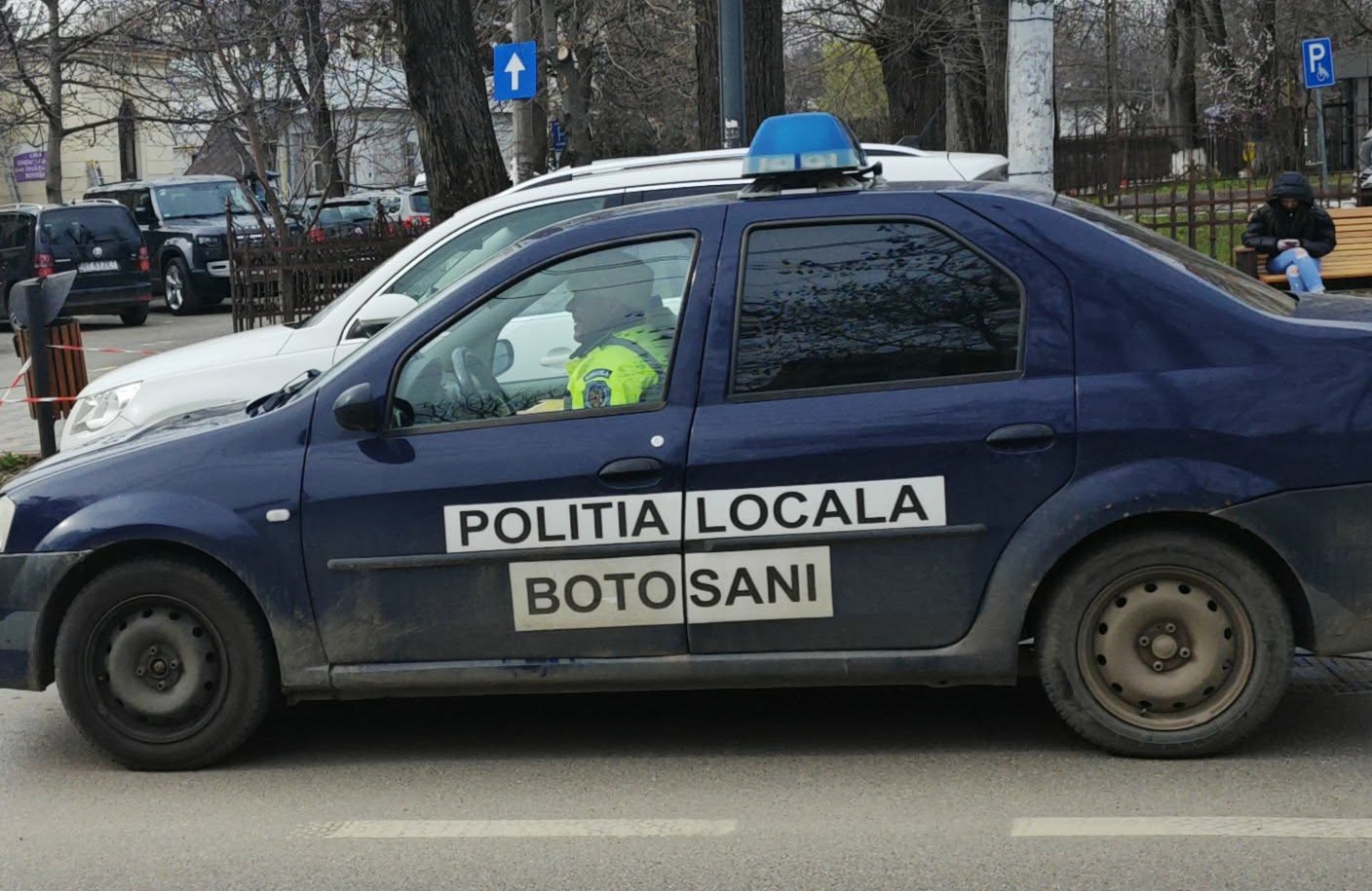 Doi botoșăneni amendați de polițiștii locali: CE au abandonat pe stradă 