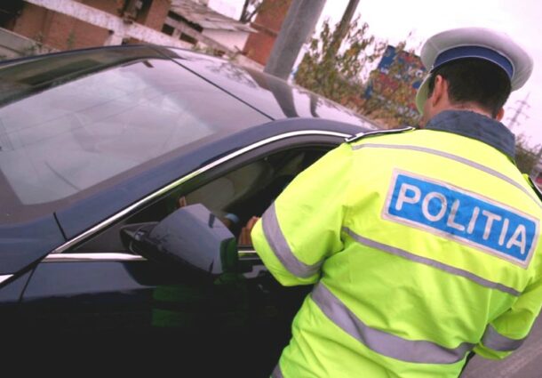 O șoferiță de 54 de ani a depășit neregulamentar o coloană de autovehicule chiar sub ochii polițiștilor: Surpriza de la control