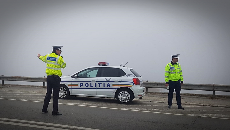 Un șofer care a întors aiurea înhățat de polițiști 