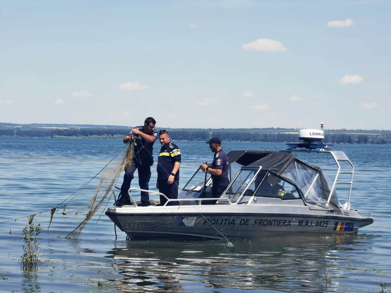 Polițiștii de la Transporturi s-au urcat în bărci și au dat amenzi cu duiumul 