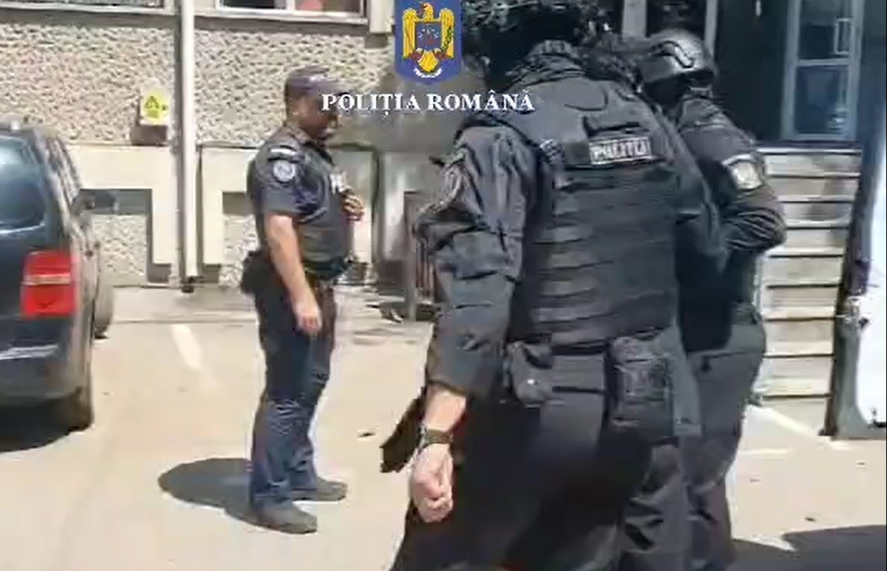 Tineri aduși cu trupele speciale la sediul Poliției după ce au DISTRUS o mașină – VIDEO 