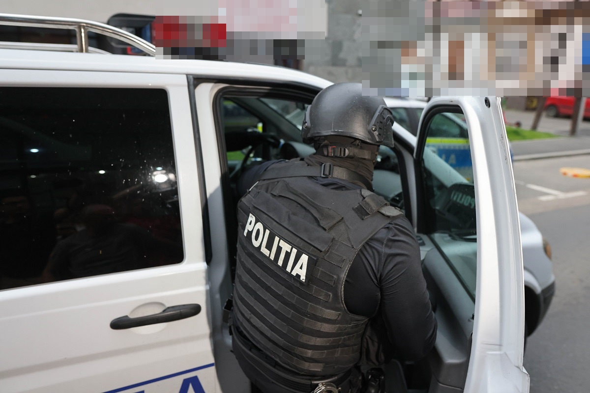 Trei examinatori și doi instructori REȚINUȚI în dosarul de corupție de la „Permise” 