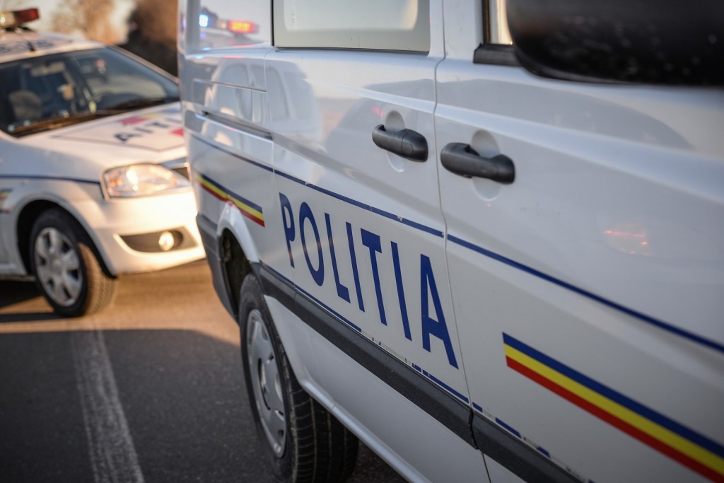 Un tânăr și-a terorizat mama, deși avea interzis să se apropie de ea: Polițiștii l-au prins chiar în casa femeii