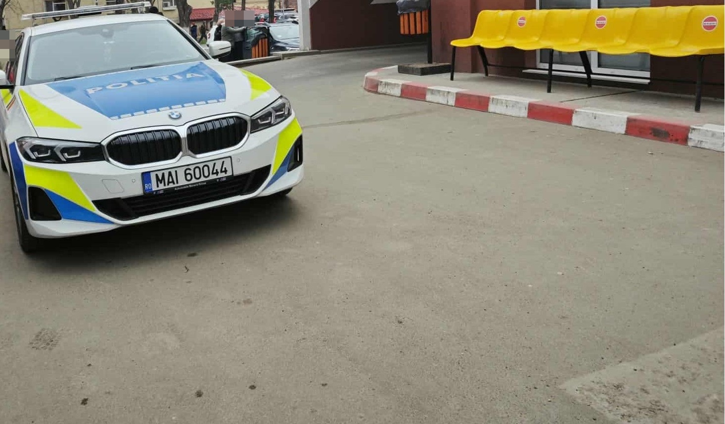 Tânăr scos din mașină și dus de polițiștii botoșăneni la spital 