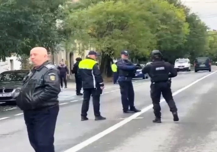 Bărbat găsit mort într-o mașină din oraș 