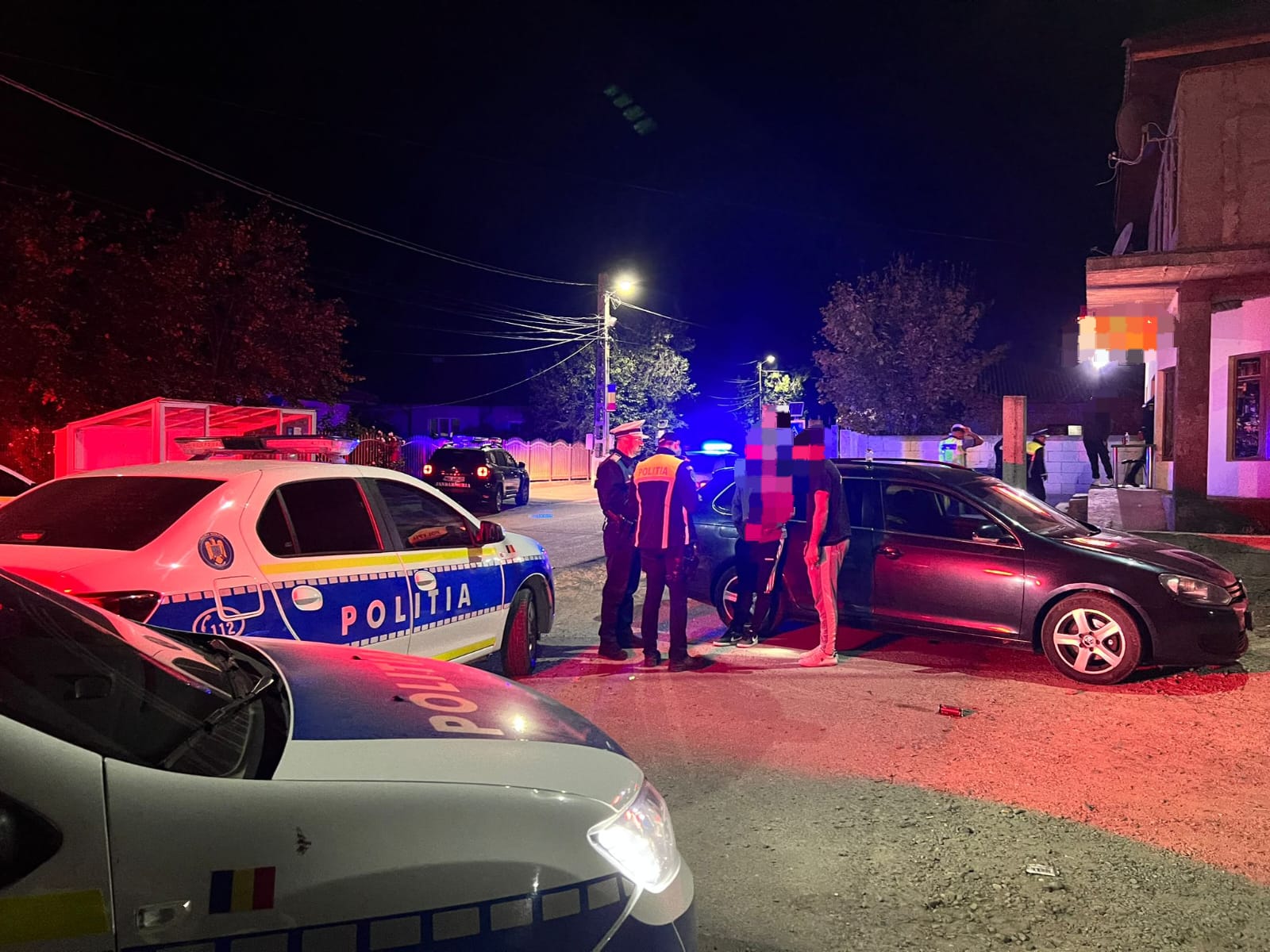 Beat și drogat, un italian a înjunghiat trei oameni după care a fugit cu mașina împreună cu copilul de 3 ani și a făcut accident – VIDEO