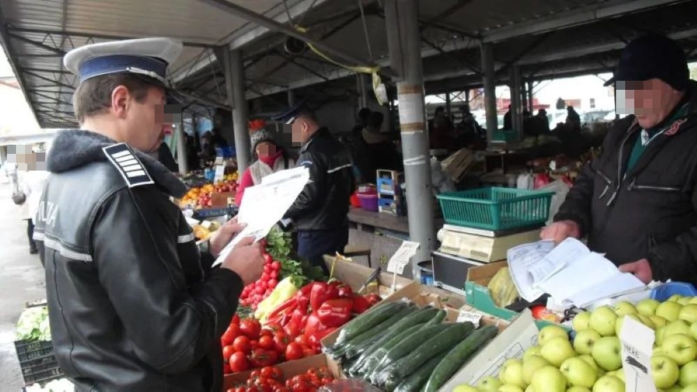 RAZIE în piață: Comercianți amendați de polițiști 
