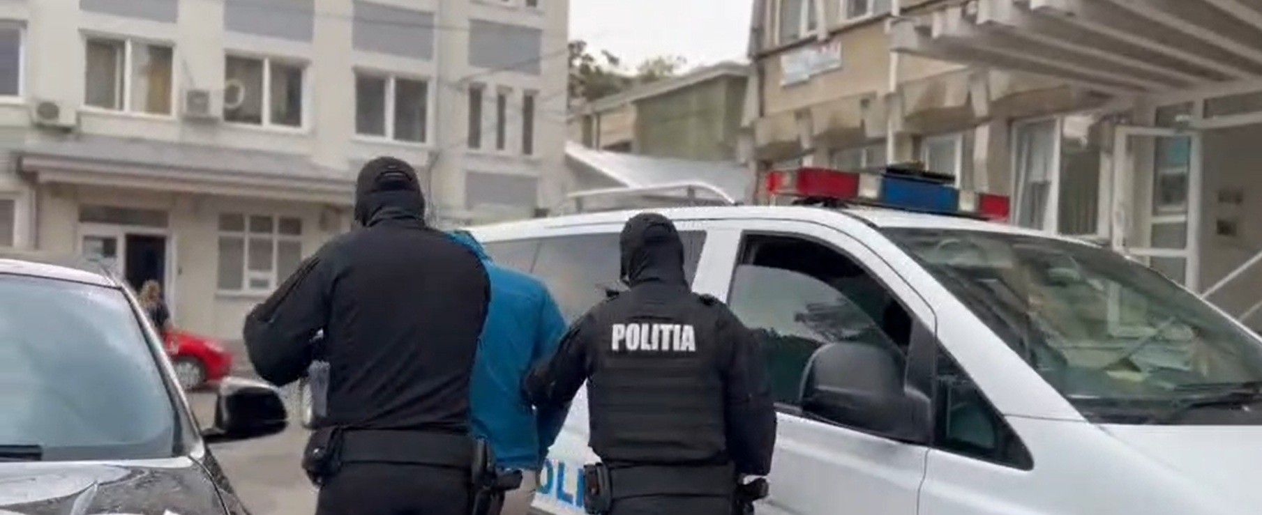 Patru tineri au bătut crunt un botoșănean, au distrus o mașină și au provocat un incendiu uriaș – VIDEO 